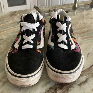Vans shoes 7.5 men’s 9.0 women’s. Worn a few times and then outgrown!